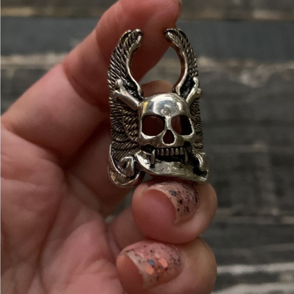 WINGED SKULL AND CROSSBONES RING size 9💥💥💥